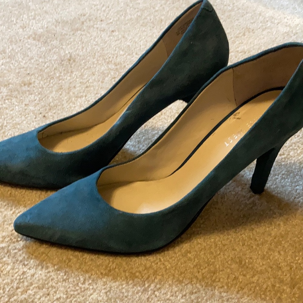 Nine West suede heals in teal/turquoise. Size 9.